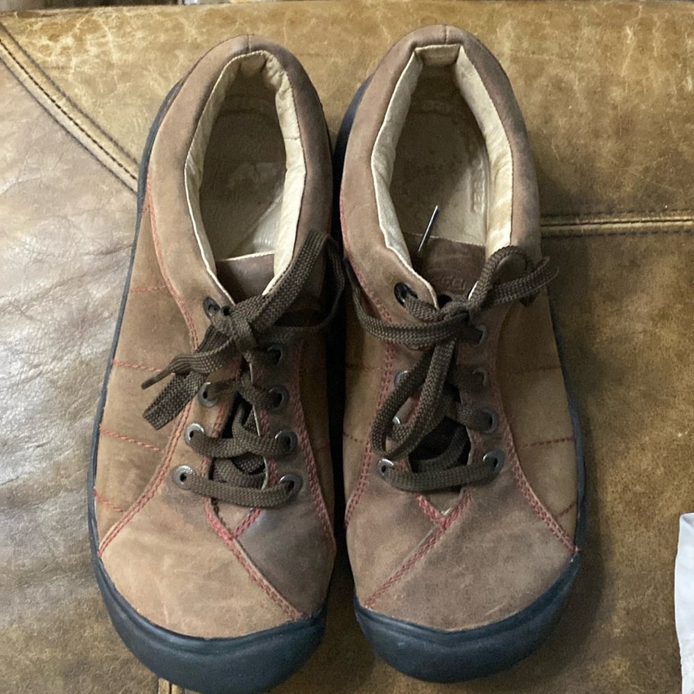 Women's Keen hiking shoe. Size 8
